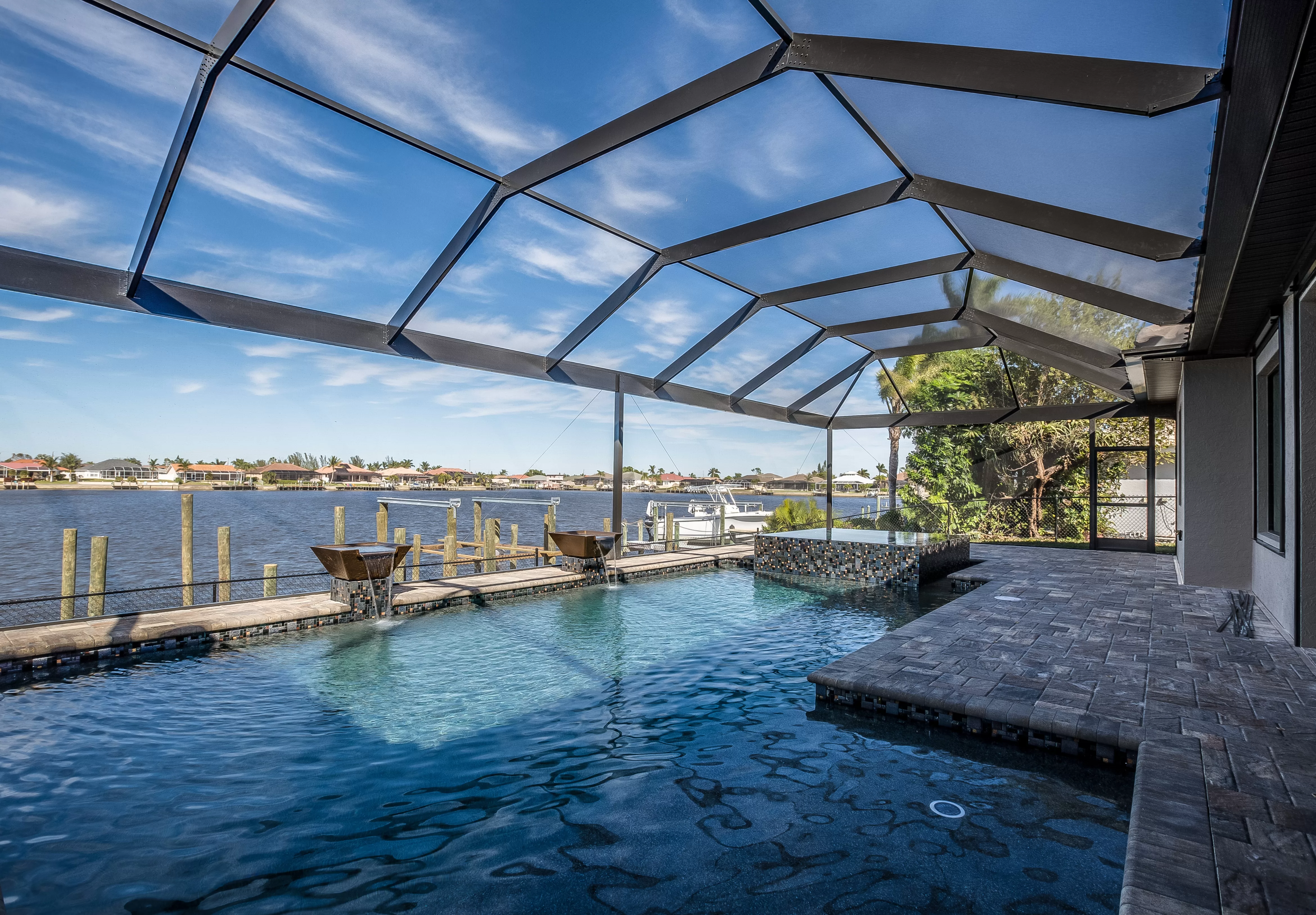 A beautiful swimming pool enclosure is situated right on the river for the idyllic viewpoint. 