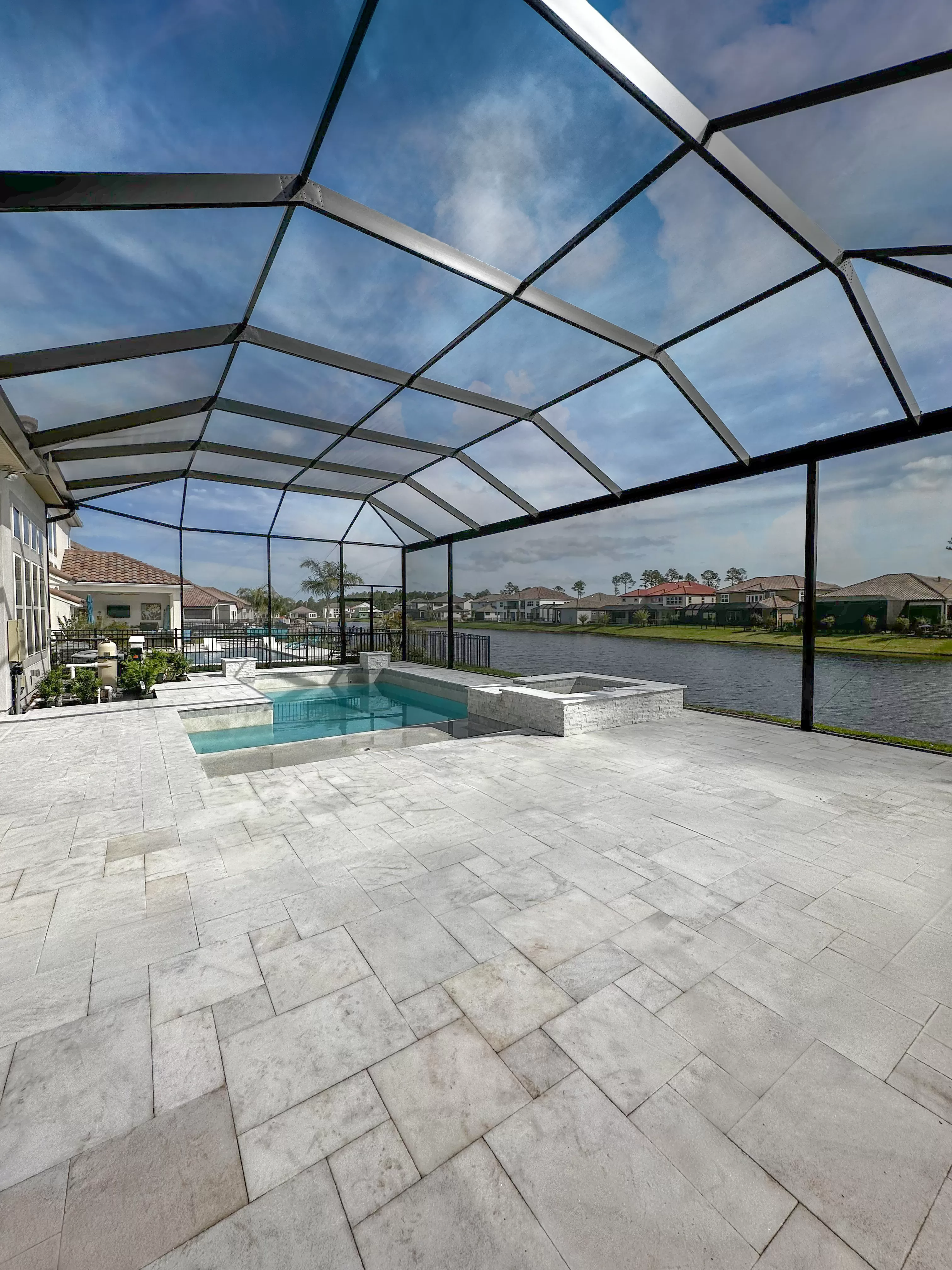 A beautiful clear view pool enclosure minimizes the number of beams used in the design so you won’t lose your million-dollar view.